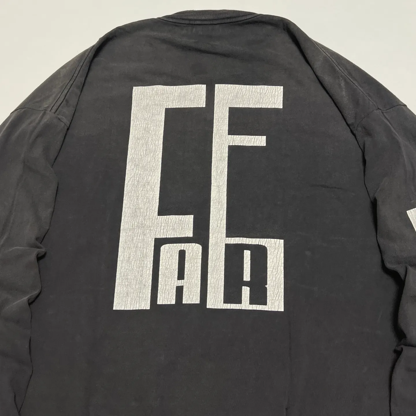 SAINT Mxxxxxx × FEAR OF GOD FG_LS TEE/SNT OF GOD/BLK FOG co-branded model SAINT OF GOD/ETERNAL prayer sight long sleeves, washed black S-XL, this season's major co-branded model, FOG manager JERRY personally carries the goods. The SAINT OF GOD series collaboration has gained quite a lot of buzz. Customized original co-branded SAINT OF GOD main label/washed label. Top-notch printing technology. Using silver sand and cracked pulp on the front and rear panels and heavy washing water to create a natural washed effect of printing, deep restoration
